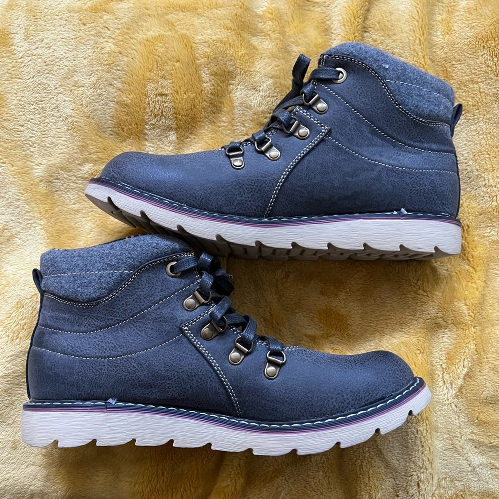 Hiking boots by Reneeze - Size 10